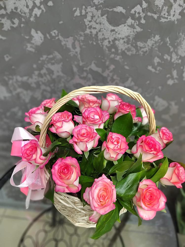 Цветочная композиция из Розы в корзине в Озеке-Суате
