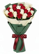 Букет Микс из красных и белых роз в Озеке-Суате