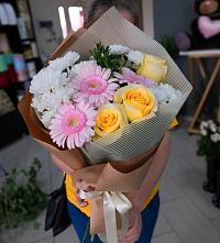 Букет цветов из:  Герберы, Розы и Хризантемы в Озеке-Суате
