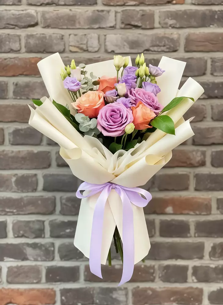 Букет цветов из: Лизиантусы и Розы в Озеке-Суате