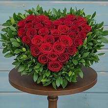 Цветочная композиция из Розы в виде сердца в Озеке-Суате