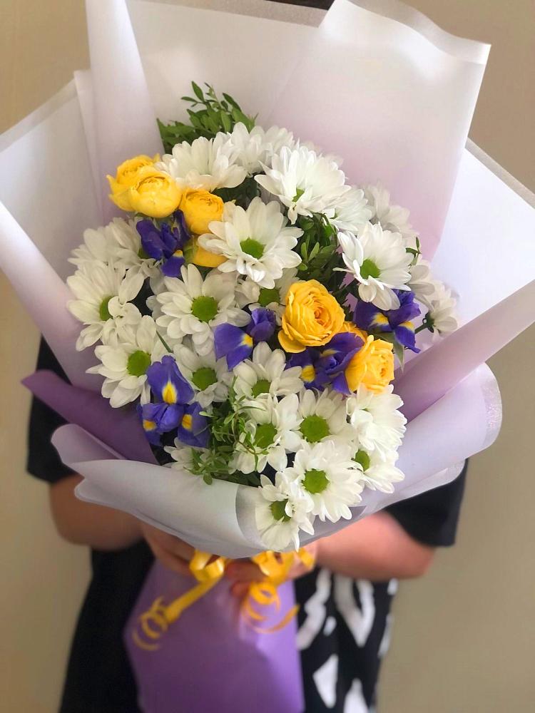 Букет цветов из: Ирисы, Хризантемы и Розы в Озеке-Суате