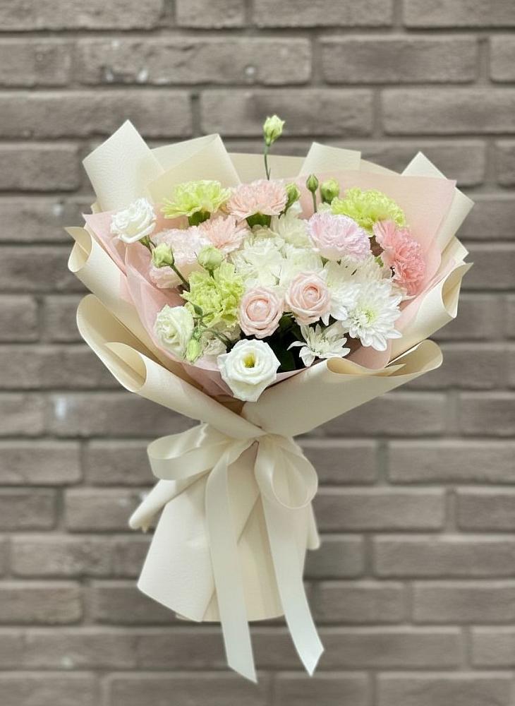 Букет цветов из: Гвоздики, Розы, Лизиантусы и Хризантемы в Озеке-Суате