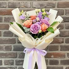 Букет цветов из:  Лизиантусы и Розы в Озеке-Суате