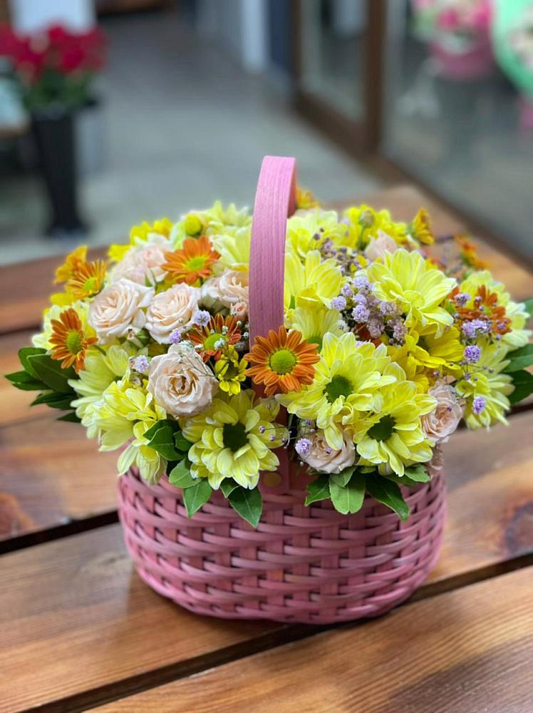 Цветочная композиция из Хризантемы и Розы в корзине в Озеке-Суате