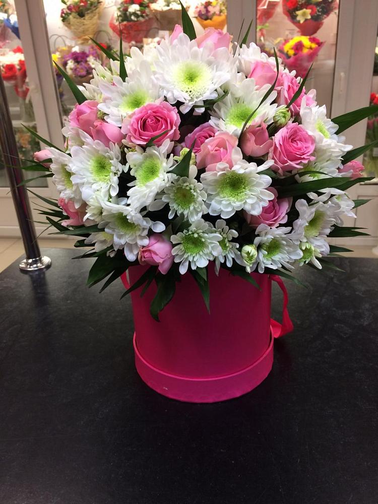 Цветочная композиция из Розы и Хризантемы в шляпной коробке в Озеке-Суате