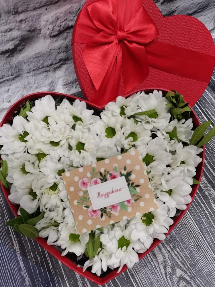 Цветочная композиция из Хризантемы в виде сердца в Озеке-Суате