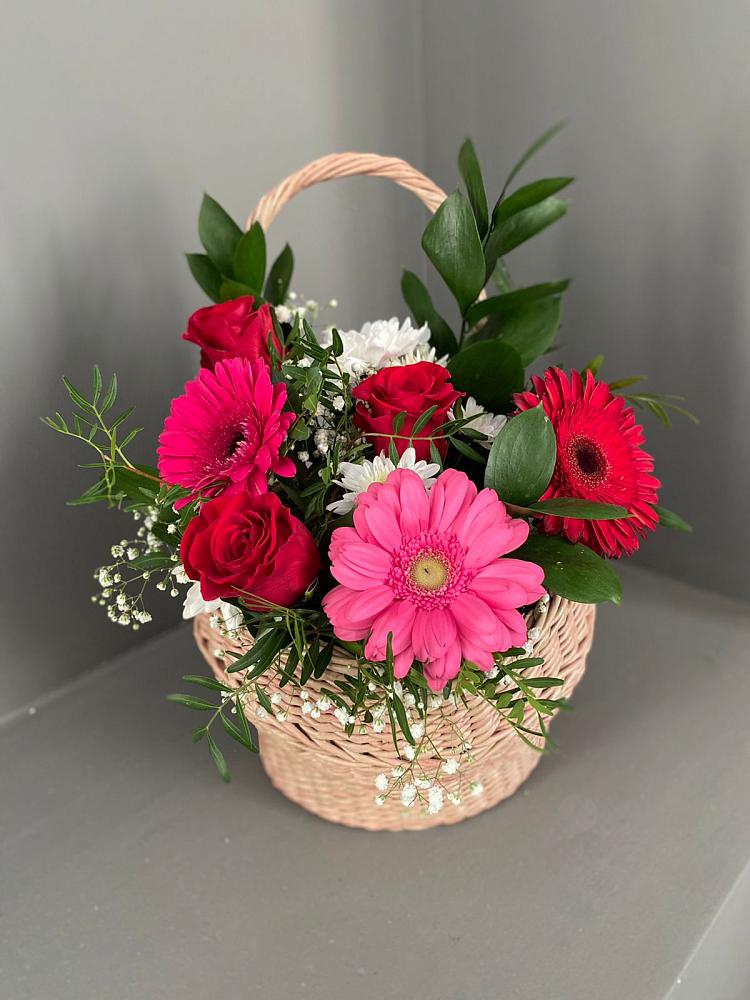 Цветочная композиция из Розы, Хризантемы и Герберы в корзине в Озеке-Суате