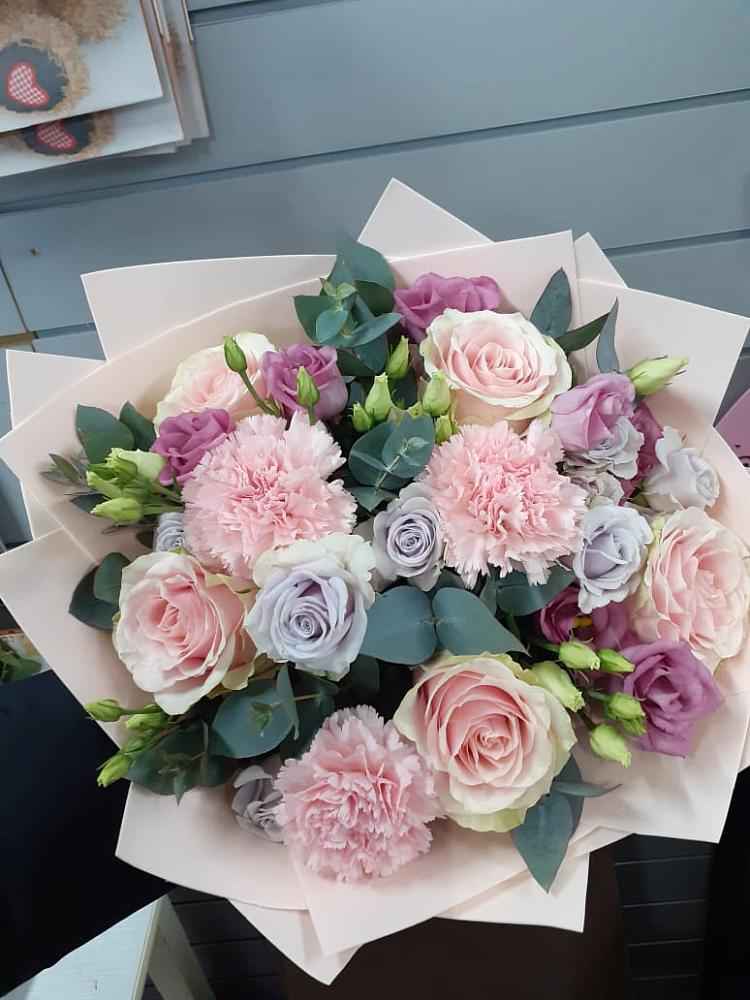 Букет цветов из: Розы, Гвоздики и Лизиантусы в Озеке-Суате