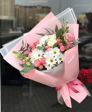 Букет цветов из: Розы, Лизиантусы и Хризантемы в Озеке-Суате