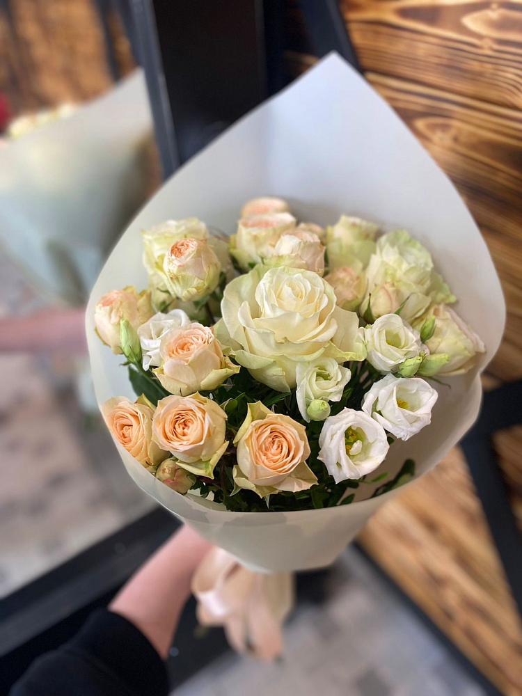 Букет цветов из: Розы и Лизиантусы в Озеке-Суате